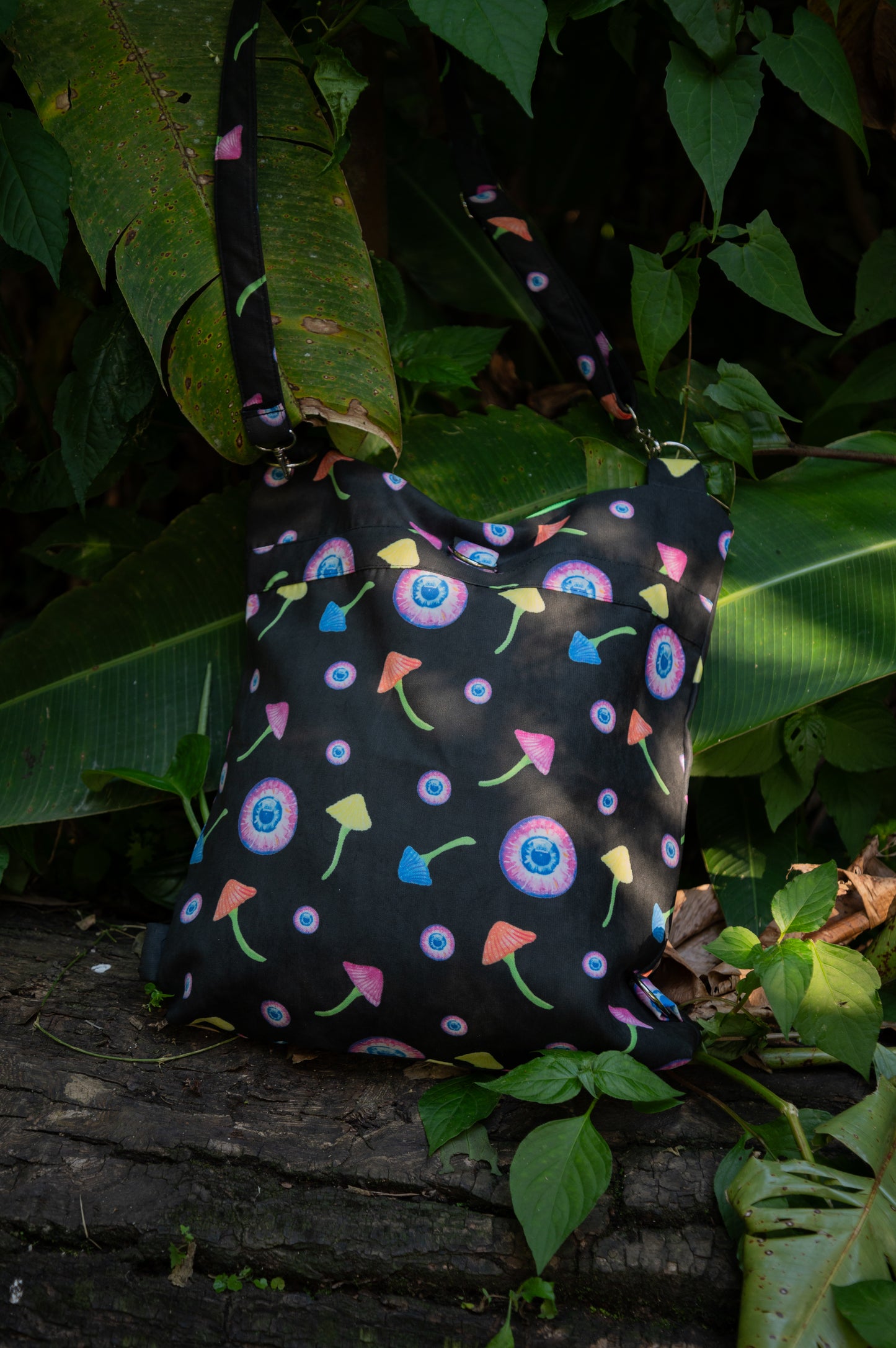 Bolso hongos fondo negro