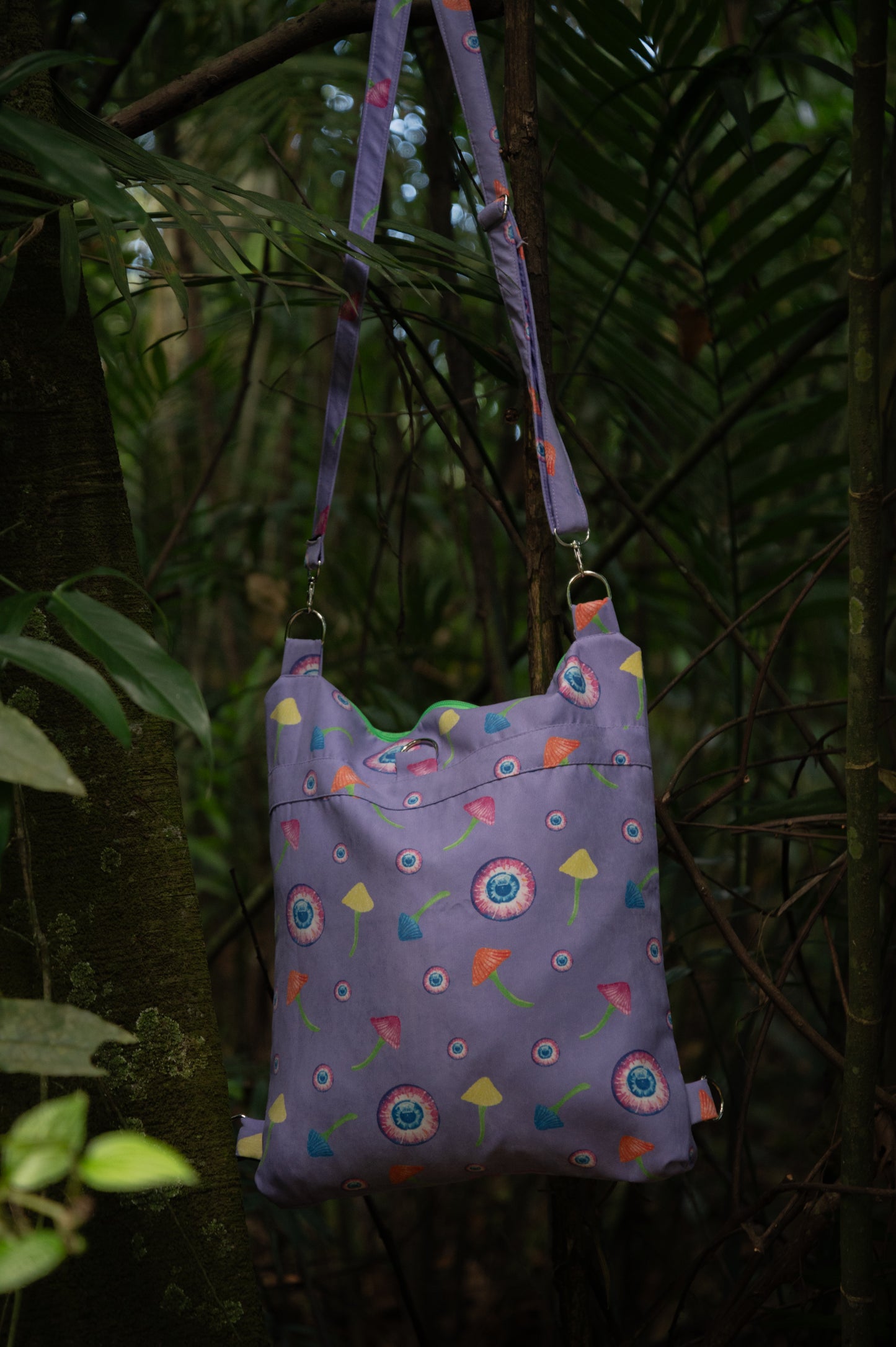 Bolso hongos fondo morado